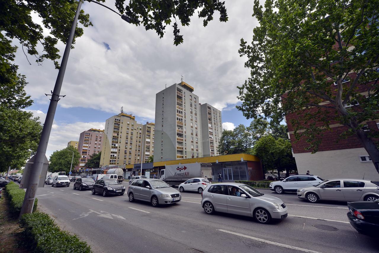 Panorama City Apartman Печ Екстериор снимка